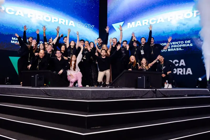 Robson e equipe comemorando no palco do Marca Própria Day