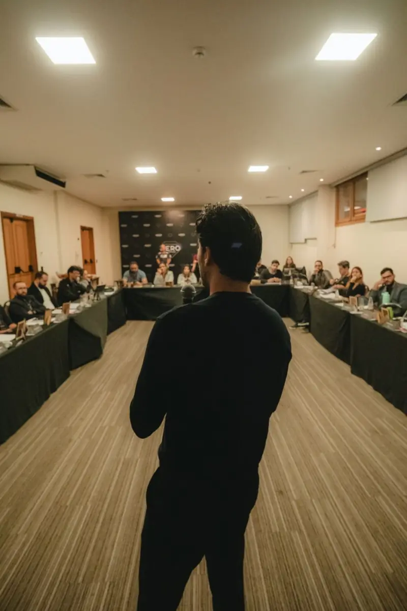 Robson conduzindo uma sessão com empresários